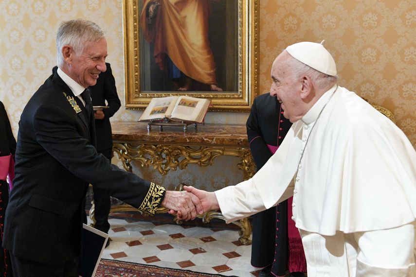 Papa Francisco habla de Ucrania con nuevo embajador ruso