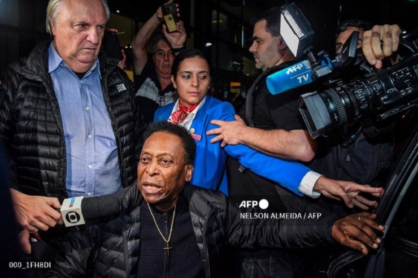El rey del fútbol Pelé está hospitalizado desde hace seis días en Sao Paulo luego de que le fueran descubiertos algunos problemas de salud.