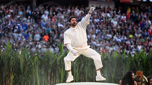 El reguetonero puertorriqueño Bad Bunny prendió una fiesta en su muy esperada presentación del medio tiempo en el Super Bowl de la liga de football americano este domingo en Santa Clara, California. El reguetonero puertorriqueño Bad Bunny prendió una fiesta en su muy esperada presentación del medio tiempo en el Super Bowl de la liga de football americano este domingo en Santa Clara, California.