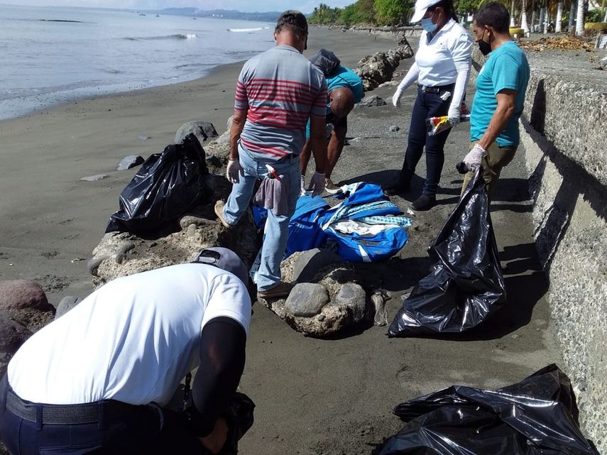 Un grupo de voluntarios y personal de MiAmbiente realizaron una jornada en playa el Malecón de Barú