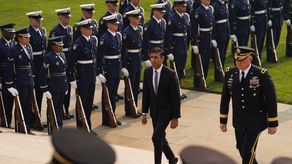 Primer ministro británico pide disculpas por el horrible trato a la comunidad LGBT en ejército
