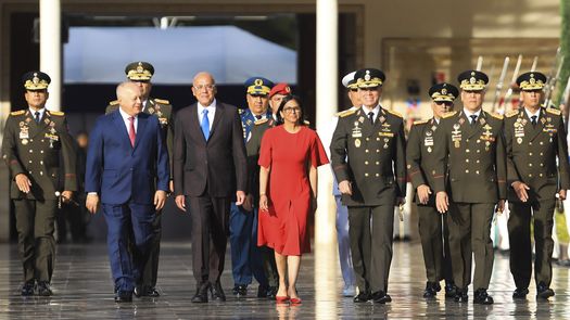 El ministro de Interior y Justicia de Venezuela, Diosdado Cabello, y el de Defensa, Vladimir Padrino López, declararon este miércoles la lealtad absoluta de los cuerpos de seguridad y de la Fuerza Armada Nacional Bolivariana (FANB) a la presidenta encargada, Delcy Rodríguez, en un acto para reconocerla como comandante en jefe del cuerpo castrense. El ministro de Interior y Justicia de Venezuela, Diosdado Cabello, y el de Defensa, Vladimir Padrino López, declararon este miércoles la lealtad absoluta de los cuerpos de seguridad y de la Fuerza Armada Nacional Bolivariana (FANB) a la presidenta encargada, Delcy Rodríguez, en un acto para reconocerla como comandante en jefe del cuerpo castrense.