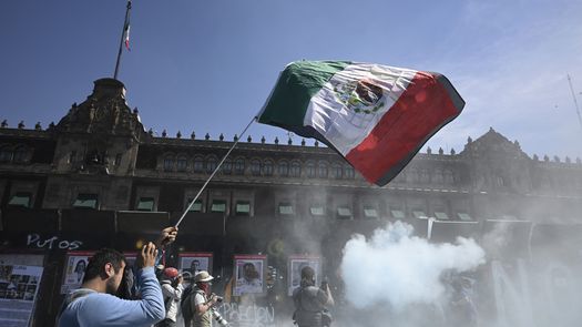Los asistentes llegaron frente al Palacio Nacional de México, donde vive y despacha Sheinbaum. Los asistentes llegaron frente al Palacio Nacional de México, donde vive y despacha Sheinbaum.