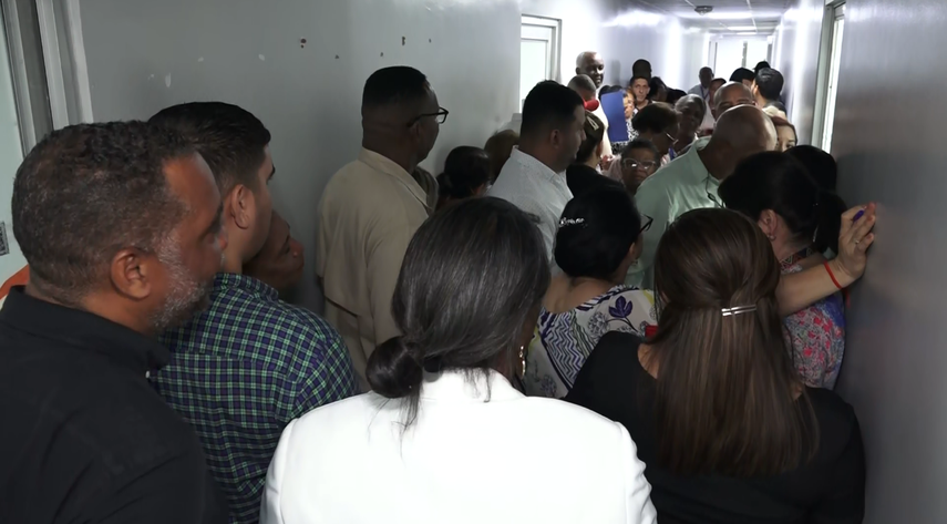 Lombana al contralor Flores: "No ladre, actúe" ante botellas en la Asamblea Lombana al contralor Flores: "No ladre, actúe" ante botellas en la Asamblea