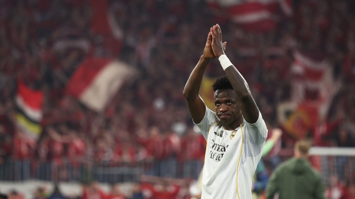 El Real Madrid puso fin al culebrón de la posible salida del delantero brasileño Vinícius con el anuncio este jueves de su renovación hasta 2032. Vinícius, que llegó al gigante blanco con 18 años en 2018, ha jugado 375 partidos, con 128 goles y 14 títulos, entre ellos dos Ligas de Campeones de Europa. El Real Madrid puso fin al culebrón de la posible salida del delantero brasileño Vinícius con el anuncio este jueves de su renovación hasta 2032. Vinícius, que llegó al gigante blanco con 18 años en 2018, ha jugado 375 partidos, con 128 goles y 14 títulos, entre ellos dos Ligas de Campeones de Europa.