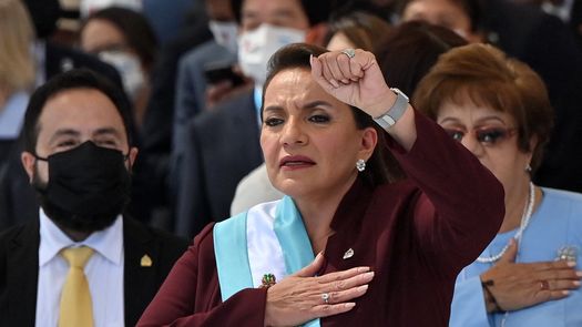 Xiomara Castro jura como la primera mujer gobernante de Honduras