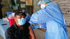 Con el objetivo de reducir contagios del coronavirus, equipos de salud en coordinación con propietarios de fincas cafetaleras, iniciaron jornadas de vacunación anticovid en Boquete.