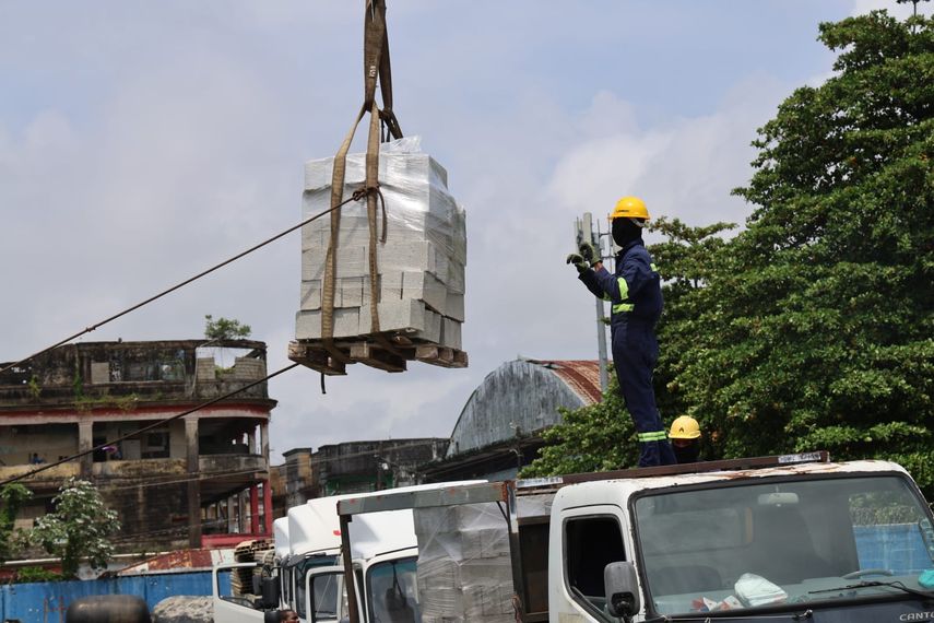 Traslado de materiales de construcción realizado por el Gobierno.