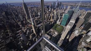 Trabajadores de Nueva York remolonean para volver a las oficinas