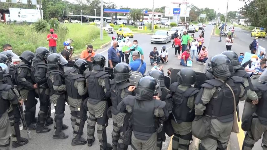 Dos personas fueron aprehendidas y posteriormente liberadas, en una protesta protagonizada por educadores e instructores vocacionales, que exigen al MEDUCA respetar acuerdos pactados sobre las vacantes.