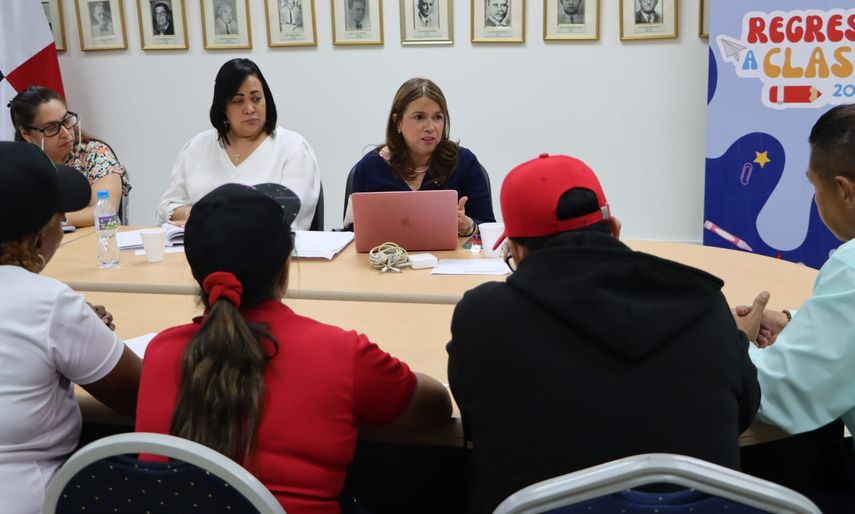 Maruja Gorday se reúne con gremios magisteriales