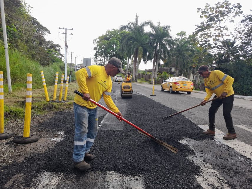 MOP realiza reparación de calles en San Miguelito y Clayton