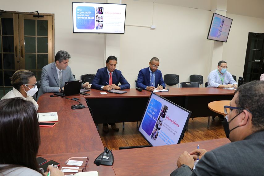 Ivette Berrío por el Minsa se reunió con representantes de la casa farmacéutica Johnson & Johnson