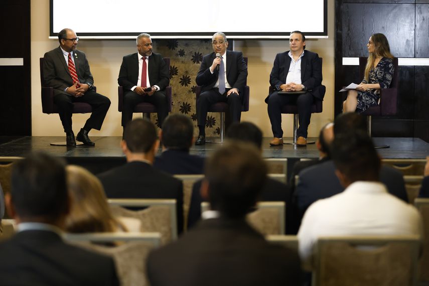 Un grupo de expertos apostaron este jueves por la instalación de "microrredes" como una propuesta "fundamental" para suministrar energía en zonas de difícil acceso en Panamá, donde suele haber una carencia de estructuras e interrupción del servicio eléctrico. Un grupo de expertos apostaron este jueves por la instalación de "microrredes" como una propuesta "fundamental" para suministrar energía en zonas de difícil acceso en Panamá, donde suele haber una carencia de estructuras e interrupción del servicio eléctrico.