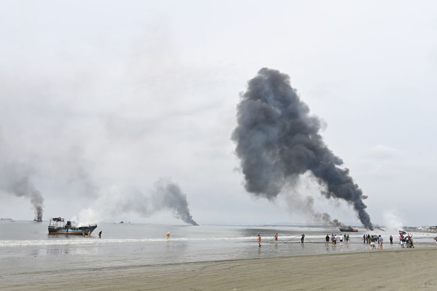 Gran incendio en Ecuador destruye 35 embarcaciones en puerto pesquero