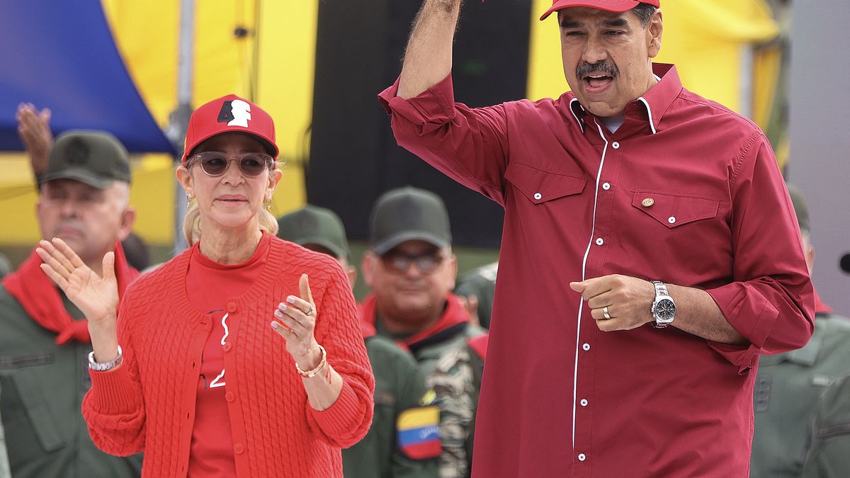 Estados Unidos (EEUU) presentó este jueves nuevos cargos de tortura contra el depuesto presidente venezolano Nicolás Maduro y su esposa, Cilia Flores, que se suman al caso judicial que ya enfrentaba la pareja detenida en Nueva York.