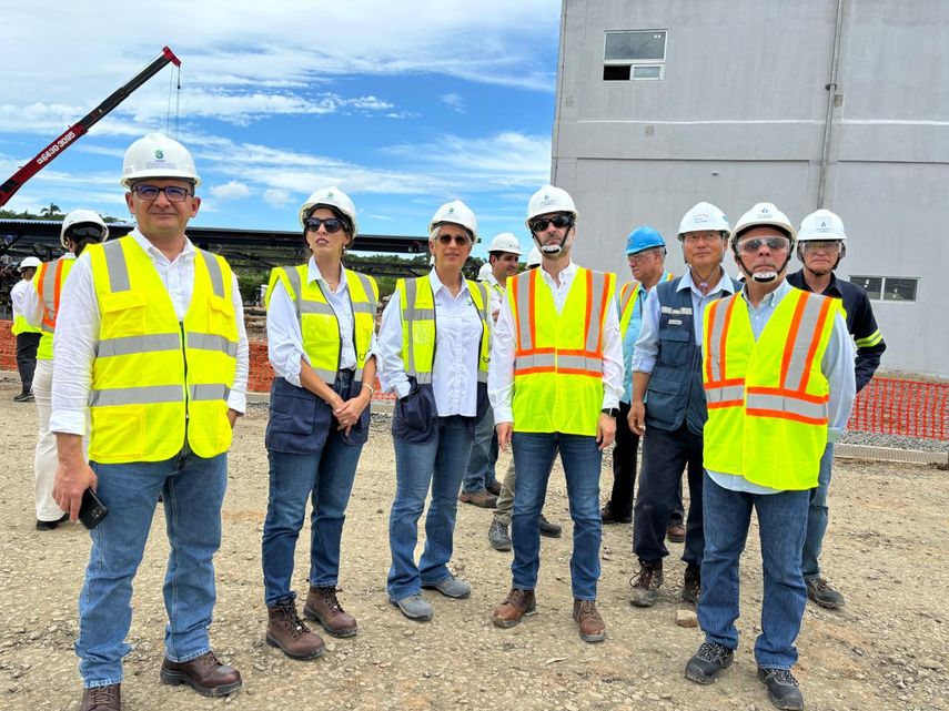 Autoridades del sector energético visitan Generadora Gatún con 96% de avance