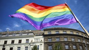 Ley de presupuesto prohíbe izar la bandera LGBT en embajadas de EEUU