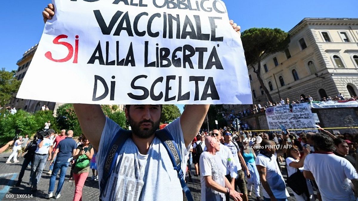 Un millar de personas se manifiestan en Roma contra las mascarillas y ...