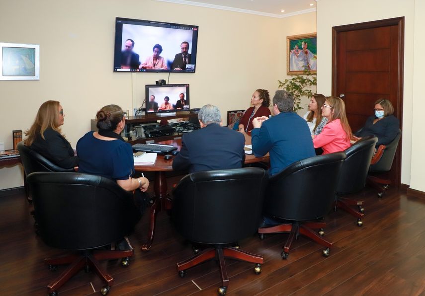 El Gobierno de Chile cuenta con normas legales de cierre, guías de cierre para pequeñas y grandes minas, así como también garantías mineras; factores que han aprendido y ajustado en el tiempo. El Gobierno de Chile cuenta con normas legales de cierre, guías de cierre para pequeñas y grandes minas, así como también garantías mineras; factores que han aprendido y ajustado en el tiempo.