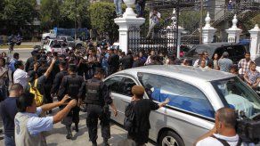 Concluye el funeral del expresidente Flores en medio del debate por malversación