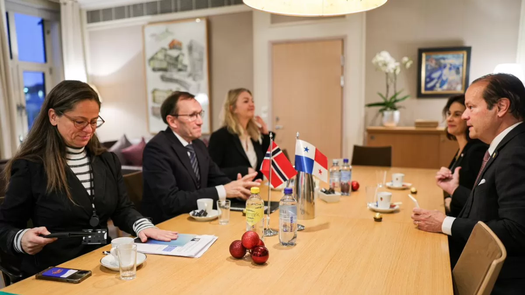 El canciller de Panamá, Javier Martínez-Acha, mantuvo este miércoles una reunión en Oslo con su homólogo noruego, Espen Barth Eide, quien le mostró interés en temas de inversión, tanto en proyectos públicos como los que ejecuta el Canal interoceánico, según el Gobierno panameño.
