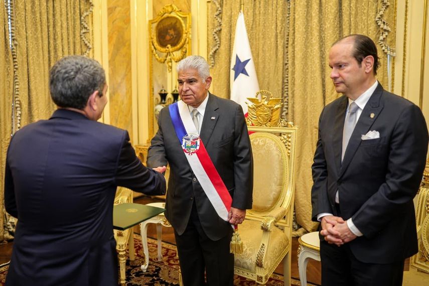 El presidente Mulino recibió a nuevos diplomáticas.