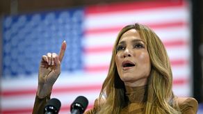 Jennifer Lopez llama a las mujeres y los latinos a votar por Harris
