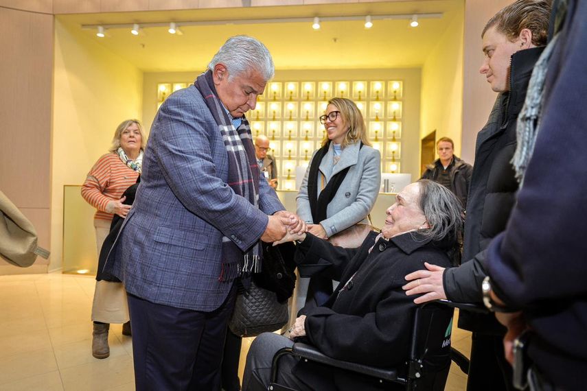 El presidente Mulino estrechó las manos de Corina de Machado.