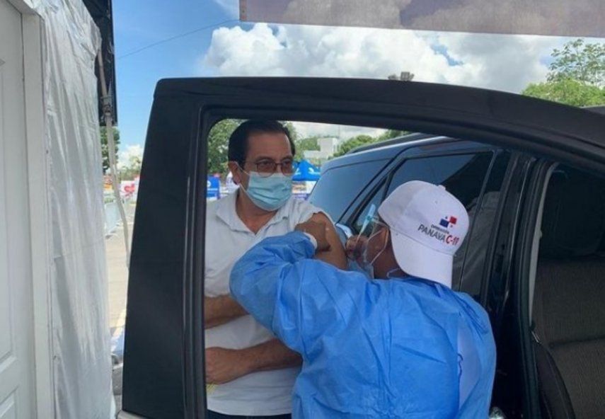 Expresidente Martín Torrijos hace su fila en el Rommel y se vacuna con AstraZeneca