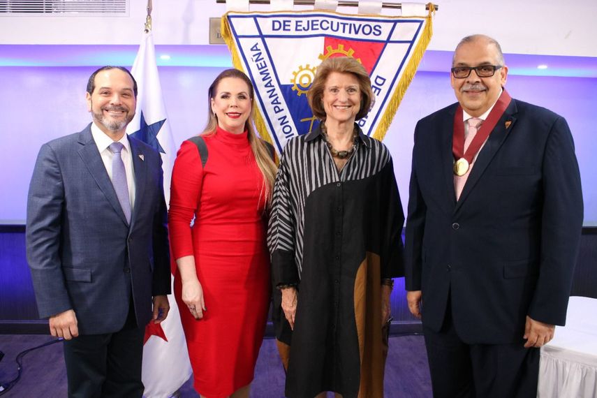 APEDE otorgó a Rubén Castillo medalla Fernando Eleta Almarán