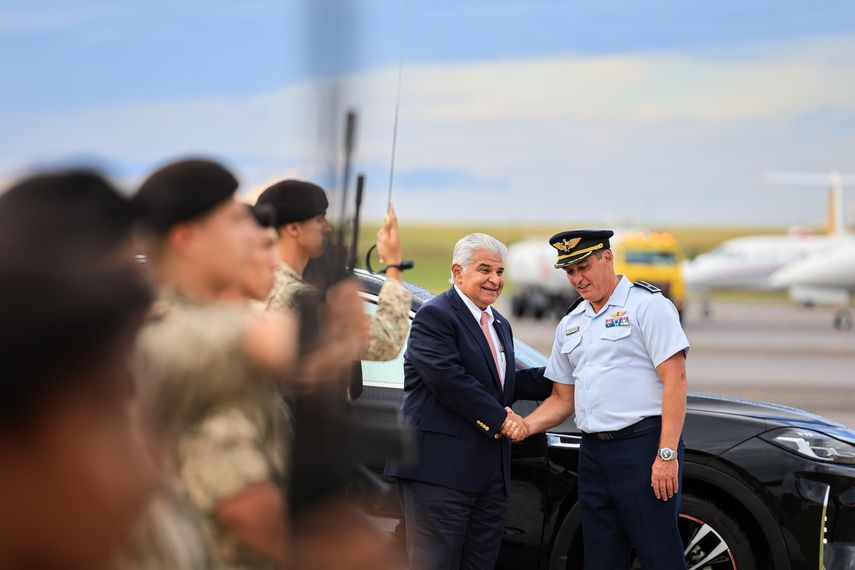 Mulino fue recibido con calle de honor en Uruguay. Mulino fue recibido con calle de honor en Uruguay.