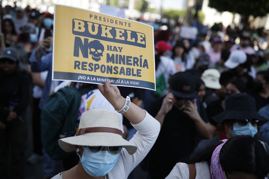 Mayoría de salvadoreños rechaza idea de Bukele de implementar minería