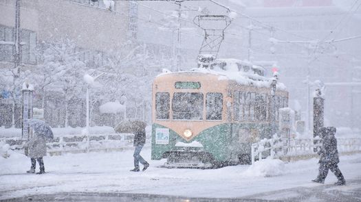 Fuerte nevada provoca caos en el transporte en Japón