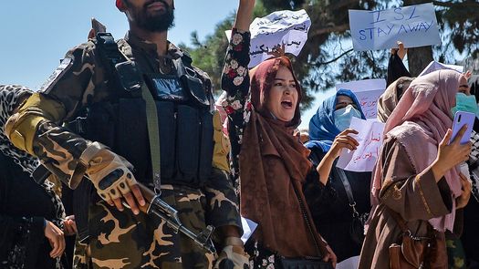 Mujeres afganas protestan contra maquinaria criminal de talibanes