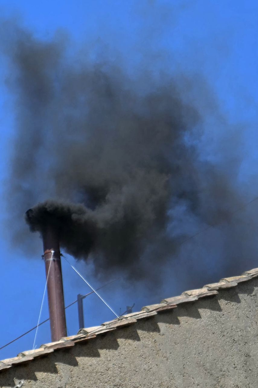 Los cardenales volvieron a reunirse para las primeras votaciones del segundo día de cónclave. Los cardenales volvieron a reunirse para las primeras votaciones del segundo día de cónclave.