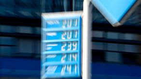 Precios del petróleo superan los $110 el barril tras amenazas de Trump