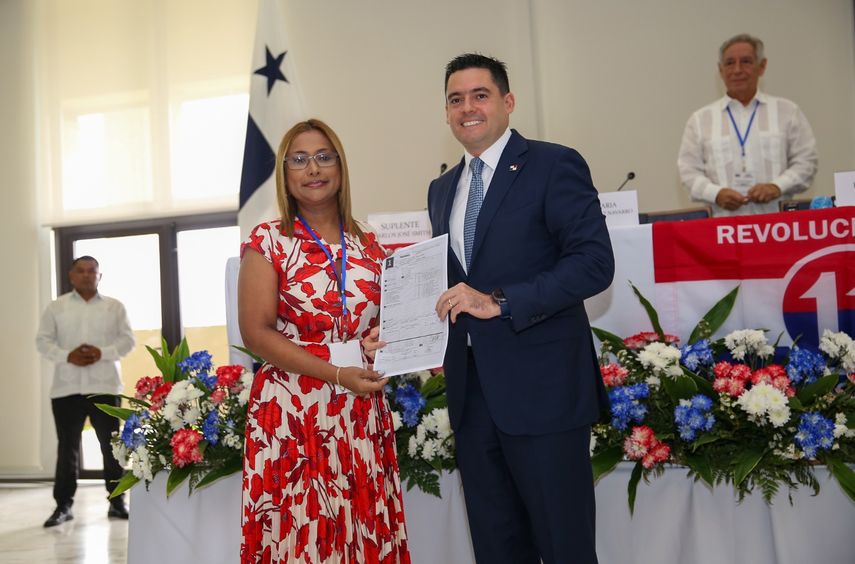 José Gabriel Carrizo recibe credenciales como candidato PRD