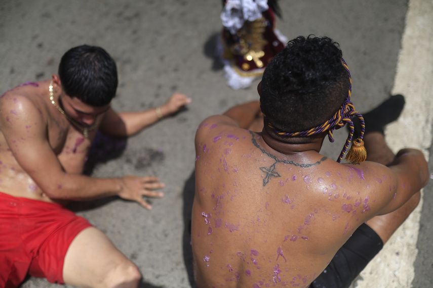 Miguel Rodríguez, un panameño de 40 años, camina cada año los casi cien kilómetros que hay entre una barriada popular de la Ciudad de Panamá y la localidad caribeña de Portobelo, para agradecerle al Cristo Negro el milagro de sacarlo de las pandillas. Miguel Rodríguez, un panameño de 40 años, camina cada año los casi cien kilómetros que hay entre una barriada popular de la Ciudad de Panamá y la localidad caribeña de Portobelo, para agradecerle al Cristo Negro el milagro de sacarlo de las pandillas.