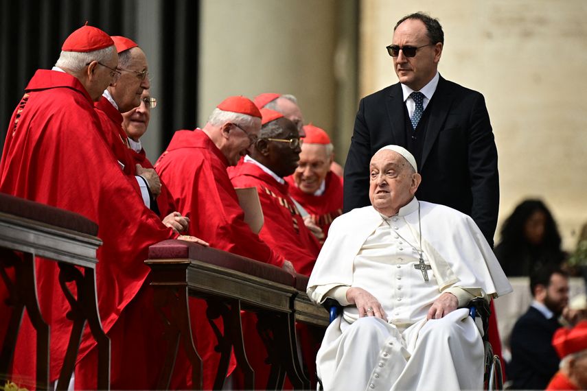 El papa pide a sacerdotes que tomen posición ante las heridas del mundo en la misa Crismal