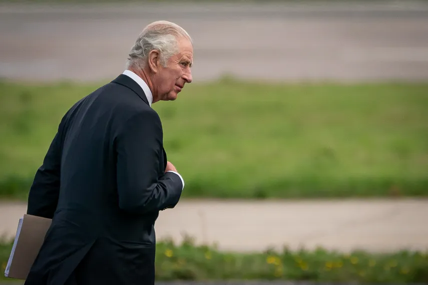 Miles de personas recibieron el viernes al rey Carlos III cuando llegó al Palacio de Buckingham en Londres, donde se izó por primera vez el estandarte real en su honor.