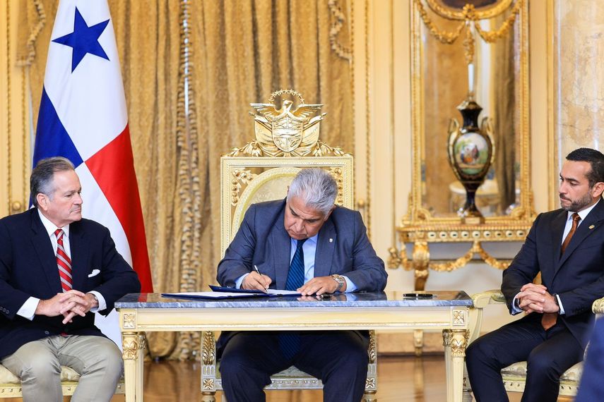 El presidente de la República, José Raúl Mulino, firmó este lunes 30 de septiembre de 2024, la Ley 442, que ratifica el Acuerdo en el Marco de la Convención de las Naciones Unidas sobre el Derecho del Mar. El presidente de la República, José Raúl Mulino, firmó este lunes 30 de septiembre de 2024, la Ley 442, que ratifica el Acuerdo en el Marco de la Convención de las Naciones Unidas sobre el Derecho del Mar.