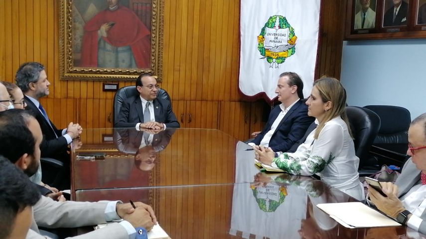 Universidad de Panamá modelo de aplicación de energía limpia