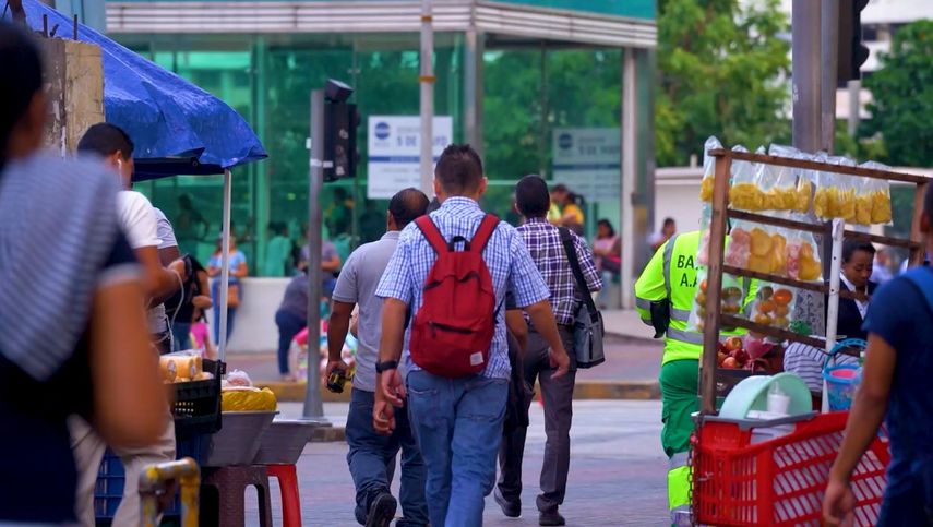 Trabajadores se enfrentan a situaciones difíciles en su entorno laboral.