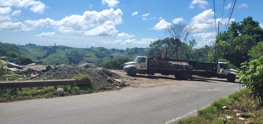 MiAmbiente bloquea accesos a vertederos clandestinos en Cerro Patacón. MiAmbiente bloquea accesos a vertederos clandestinos en Cerro Patacón.