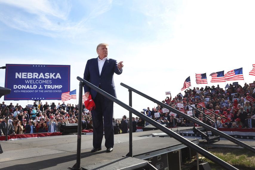 Tras dejar a Washington sumido en el caos poco después de que sus partidarios irrumpieran en el Capitolio, Donald Trump optó por permanecer en la arena política recaudando fondos y realizando mítines en todo el país.