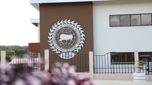 La Universidad Autónoma de Chiriquí (UNACHI) desmintió este martes las versiones que circulan en algunos medios sobre la supuesta renuncia de la rectora Etelvina de Bonagas. La Universidad Autónoma de Chiriquí (UNACHI) desmintió este martes las versiones que circulan en algunos medios sobre la supuesta renuncia de la rectora Etelvina de Bonagas.