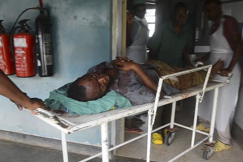 Funcionarios y testigos precisaron que durante el ataque los terroristas utilizaron armas y cuchillos. Funcionarios y testigos precisaron que durante el ataque los terroristas utilizaron armas y cuchillos.