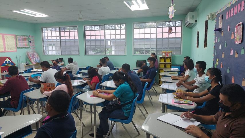 Meduca, por intermedio de la Dirección Nacional de Jóvenes y Adultos, diseñó alternativas para reinsertar y vincular a la población que así lo necesite, con el objetivo de aumentar la cobertura y calidad de la educación primaria, premedia y media para jóvenes.