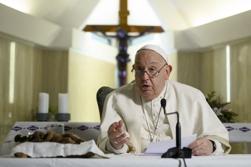 El papa Francisco se cayó este jueves y sufrió una contusión en el antebrazo derecho, que no resultó fracturado, anunció el Vaticano en un breve comunicado. "Esta mañana, a causa de una caída en la residencia de Santa Marta", donde reside. El papa Francisco se cayó este jueves y sufrió una contusión en el antebrazo derecho, que no resultó fracturado, anunció el Vaticano en un breve comunicado. "Esta mañana, a causa de una caída en la residencia de Santa Marta", donde reside.
